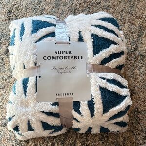 NWT Super Comfortable Blue and White Blanket